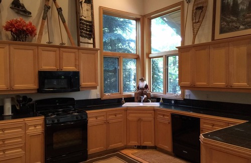Edwards House | Home for 22, Ski Shuttle, Hot Tub, Pool, Dog OK Tennis/Pickleball/Pool Table