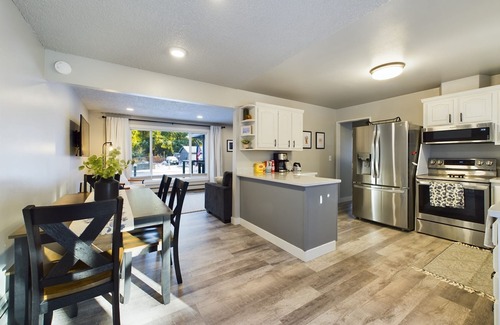 Mendenhaven House | Home Near Mendenhall Glacier with Large Backyard