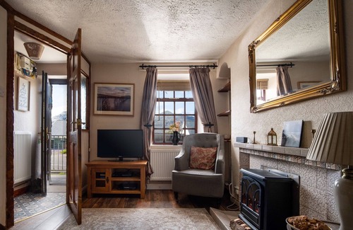 Manod House | Homely cottage & garden with mountain-view.