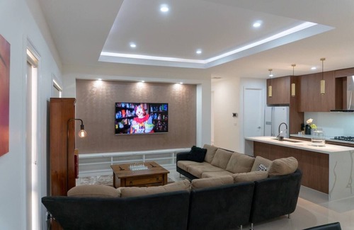 Tarneit House | Homely Getaway with Major Movie Apps 65" Smart TV