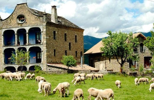 Albella House | Homerez - Big house for 18 ppl. with garden at Albella