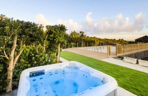 Sao Roque do Pico House | Homerez - House for 4 ppl. with shared pool, jacuzzi and sea view at Lajido