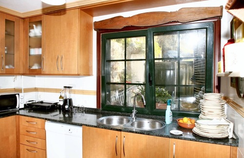 Gondomar House | Homerez - Spacious house in Pontevedra, garden