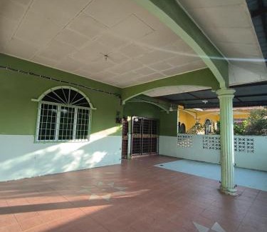 Sungai Besar House | Homestay semi D 4 bilik queen