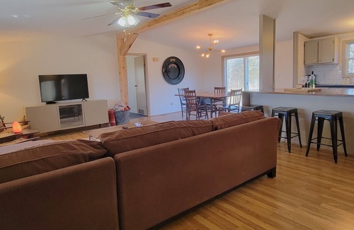 Renault House | Homestead Hideaway + Hot Tub