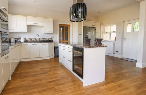 Knott End-on-Sea House | HOMEWOOD, pet friendly, with hot tub in Garstang