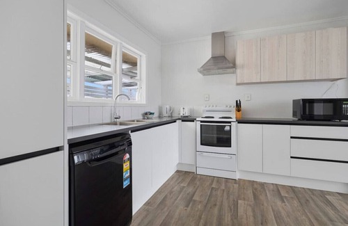 Papatoetoe House | Homey Hideaway 3 BR w Parking , Wi-fi and Netflix