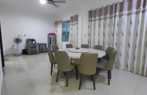 Miri House | Homezstay Swallow Airport Miri