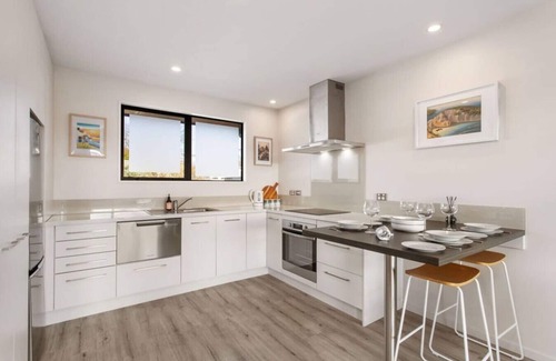 Edgeware Apartment | Honey for the Money Warm Sunny 10 mins CBD