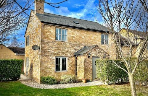 Cambridge House | Honey Hill Cottage - 4 Bedroom Detached House