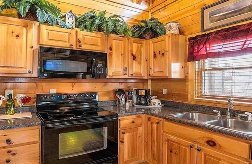 Sevierville Cabin | Honeymoon/Romantic Getaway - Gated Community- Private Hot Tub w/Mountain Views