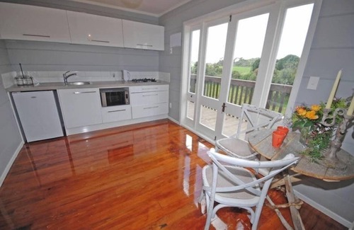 Waimauku Cottage | Honeysuckle Cottage - Romantic Getaway