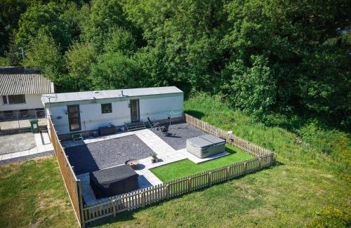 Mawr Apartment | Hopkins Retreat - 3 Bedroom Caravan - Hot Tub