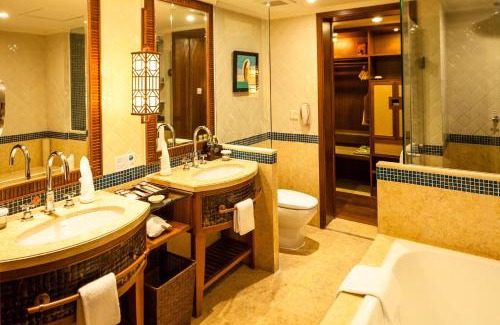 Jiyang Hotel | Horizon Resort & Spa Yalong Bay - Yalong Bay Central and Private Beach Loungers