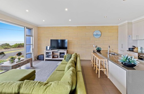 Port Macdonnell Apartment | HORIZONS part of BLUE FIN HOLIDAY HOMES - Ocean Views, Free Wi-Fi & Pet Friendly