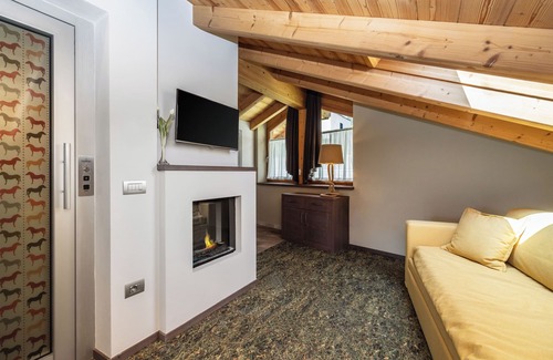 Romallo House | Horse House