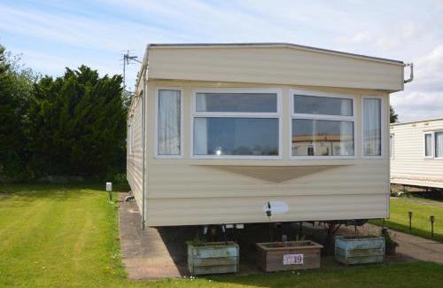 Mablethorpe Cabin | Horseshoe Lake Holidays - 6 berth Static Caravan