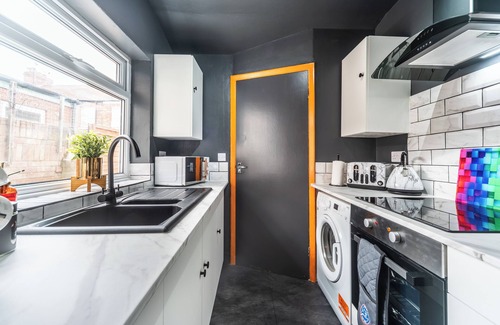 Hull House | Hosanna Merci Showy 3 Bedrooms Cozy Central House