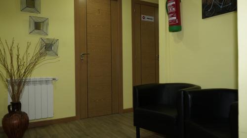 Torres de la Alameda House | Hostal La Pared