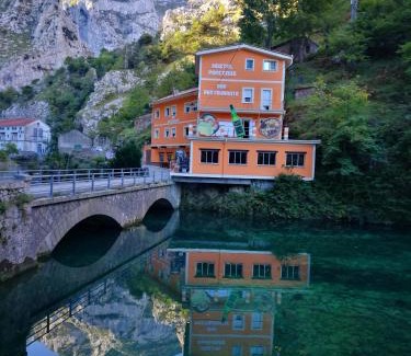 Camarmena House | Hostal Poncebos