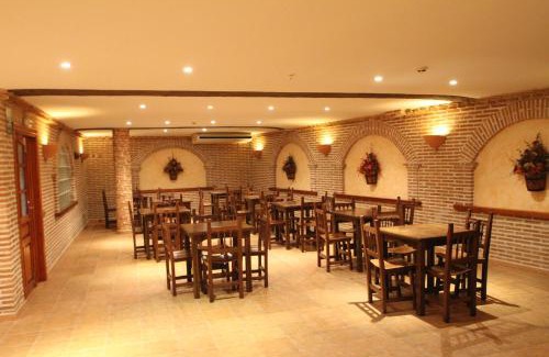 Calera Y Chozas House | Hostal Restaurante Cuatro Caminos