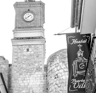 Almazan House | Hostal SIN RECEP24H Puerta de la Villa - Pet friendly & Restaurante