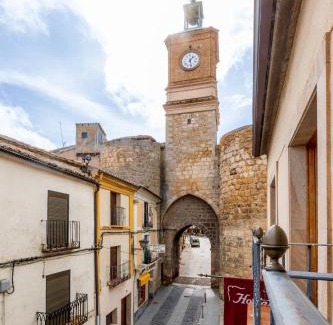 Almazan House | Hostal SIN RECEP24H Puerta de la Villa - Pet friendly & Restaurante