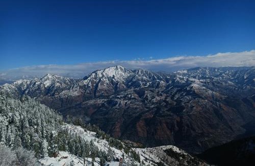 Shimla Apartment | Hostie AJ's Retreat-3BHK Condo, Naldehra