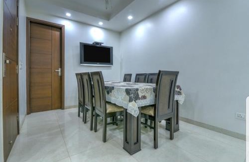 Kalkaji Apartment | Hostmystay-3bhk Nehru place! Park