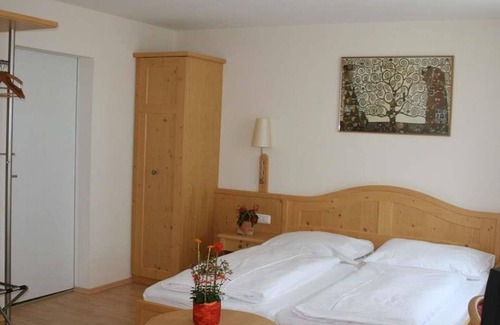 Elisabeth-Vorstadt Bed & Breakfast | HOT DEAL triple room non refundable rate - Adlerhof, Pension