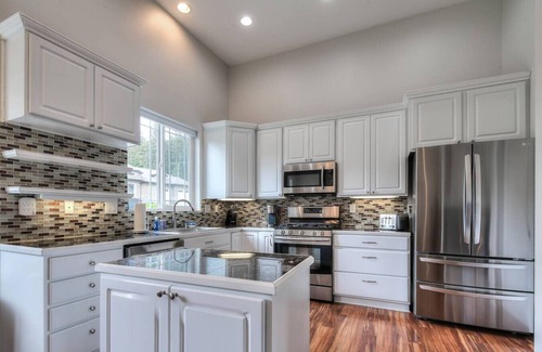 Mendenhall Valley House | Hot tub, deck, fireplace, & more!