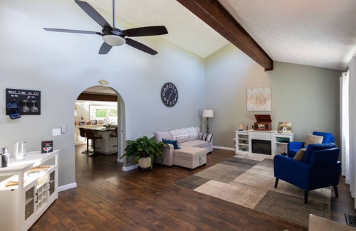 Grand Rivers House | Hot Tub + Fire pit + Corn Hole + BBQ + Game Room + Spa Bath