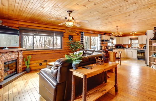 Mount Pocahontas Cabin | Hot Tub & Fire Pit: Albrightsville Log Cabin!