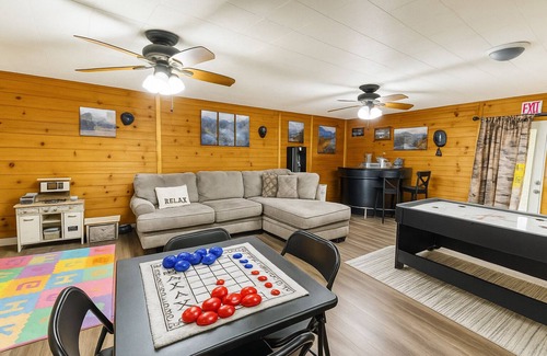 Seymour Cabin | Hot tub/firepit/game room/bunk+king beds/Cozy Sevierville Retreat near Pigeon F.