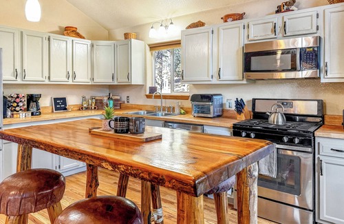 Bailey Cabin | Hot Tub/Fireplace/Fire Pit/BBQ/Rec Room/Views/Quiet/WD