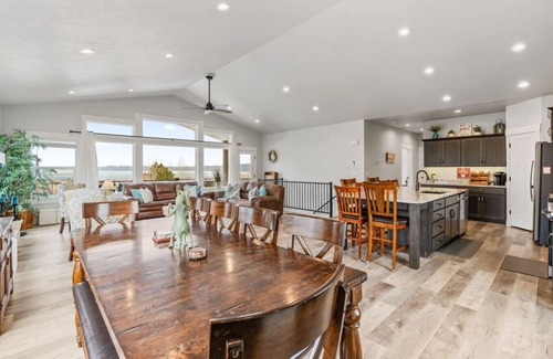 Sweetwater Apartment | Hot Tub Lake Views Ideal Beach Sleeps 21