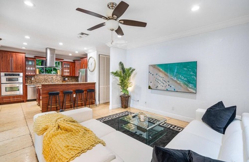 Miami Shores Villa | Hot tub, Pool, Lush Backyard, Outdoor Dining w/BBQ Versace Villa in Miami Shores