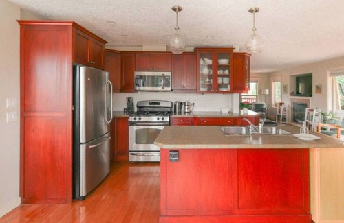 Mill Bay House | Hot Tub, Spacious 5 bedroom home, Fire Pit, office space