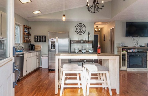 Lexington House | HOT TUB w CA King beds Acres of & secluded. Pymt plan, dogs welcome