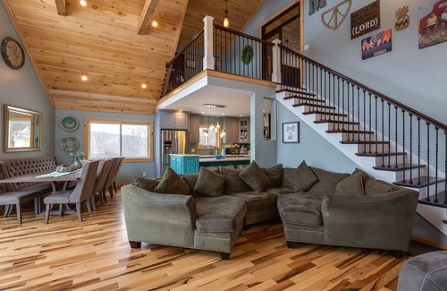 Alpine House | Hot tub year round, Pickleball, Sleeps 10, Seneca Wine Trail nearby