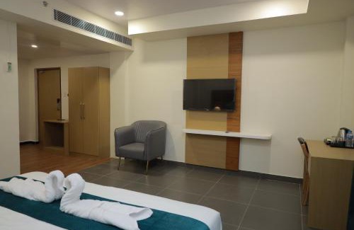 Yellamanchili Hotel | Hotel Abhiram Inn