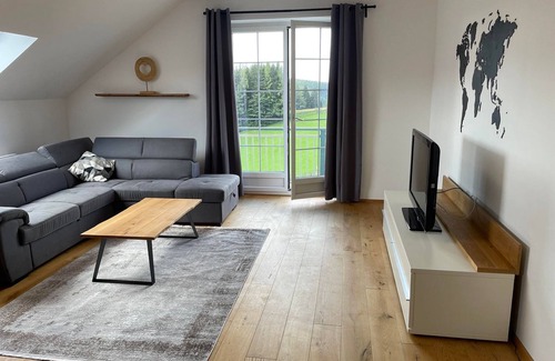 Sankt Jakob im Walde House | Hotel apartment, shower and bathtub, pool side - Das Leitner