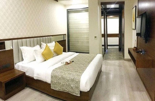 Sector 5 Hotel | Hotel ELM