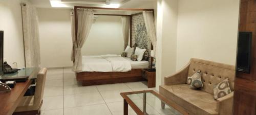 Khambhaliya Hotel | Hotel Kalyan's - Mansingh Inn