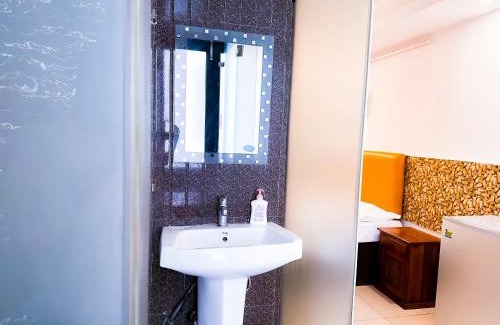 Hauz Khas Village Hotel | Hotel Locals - Hauz khas Village