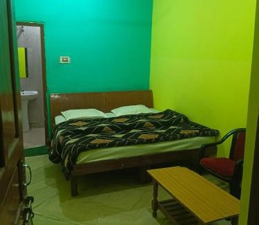 Srinagar Hotel | Hotel Madhur New Tourist Lodge