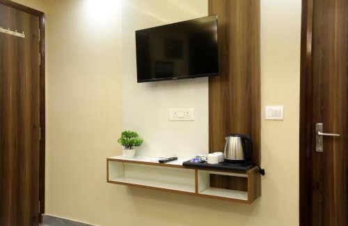 Sector 62 Bed & Breakfast | Hotel Mehak Palace By Aura