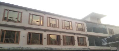 Bajaura Bed & Breakfast | HOTEL ROSHAN REGENCY By seraj heritage