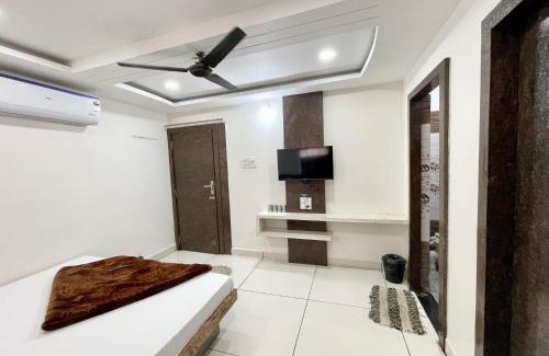 Ujjain Hotel | HOTEL SHALIMAR ! UJJAIN fully-Air-Conditioned hotel at prime location with wifi & Parking availability, Newly constructed and Luxurious Rooms