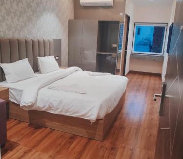 Charbagh Hotel | Hotel Sharma Regency